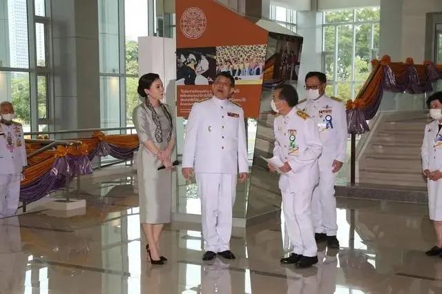 泰王废后宫专宠王后，浪子回头变亲民，因儿子回国“抢王位”？