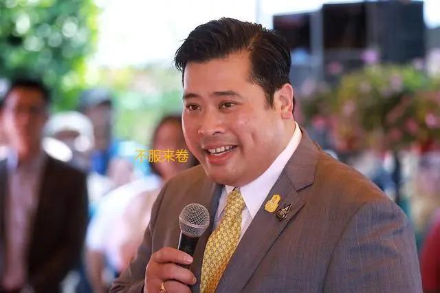 泰王废后宫专宠王后，浪子回头变亲民，因儿子回国“抢王位”？