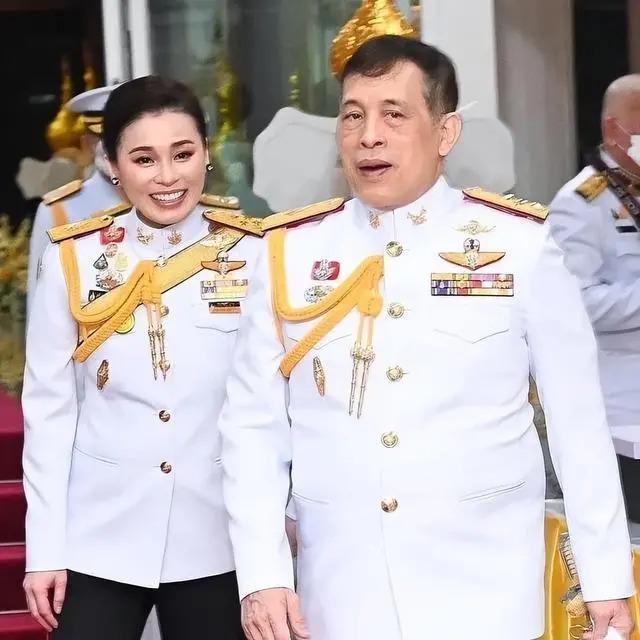 泰王废后宫专宠王后，浪子回头变亲民，因儿子回国“抢王位”？