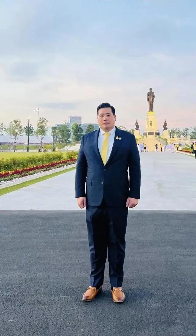 泰王废后宫专宠王后，浪子回头变亲民，因儿子回国“抢王位”？