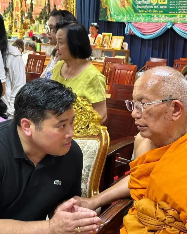 泰王废后宫专宠王后，浪子回头变亲民，因儿子回国“抢王位”？