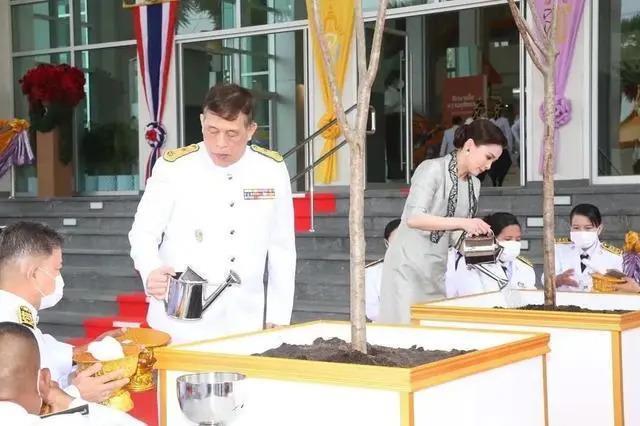 泰王废后宫专宠王后，浪子回头变亲民，因儿子回国“抢王位”？