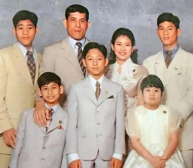 泰王废后宫专宠王后，浪子回头变亲民，因儿子回国“抢王位”？
