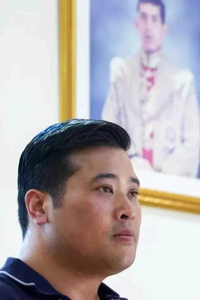 泰王废后宫专宠王后，浪子回头变亲民，因儿子回国“抢王位”？
