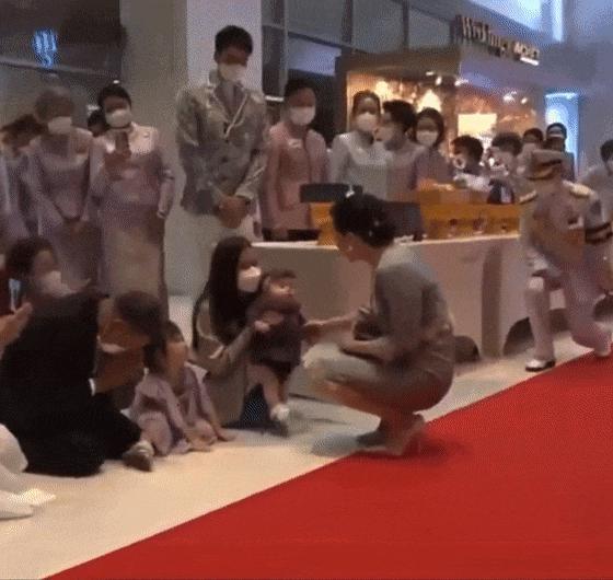 泰王废后宫专宠王后，浪子回头变亲民，因儿子回国“抢王位”？