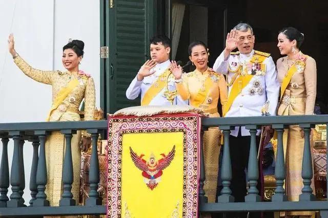 泰王废后宫专宠王后，浪子回头变亲民，因儿子回国“抢王位”？