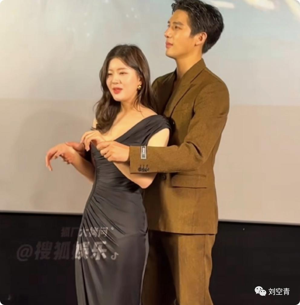 她的脸，怎么突然这么吓人了？