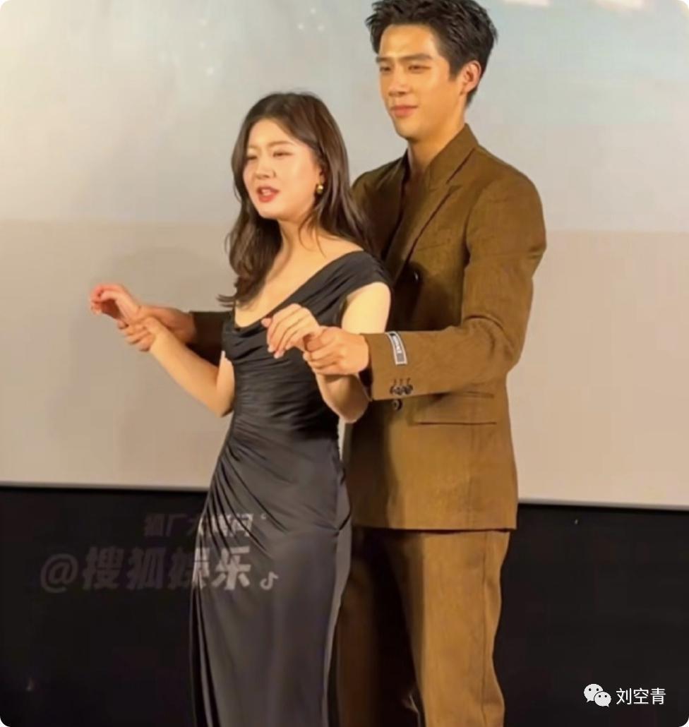 她的脸，怎么突然这么吓人了？