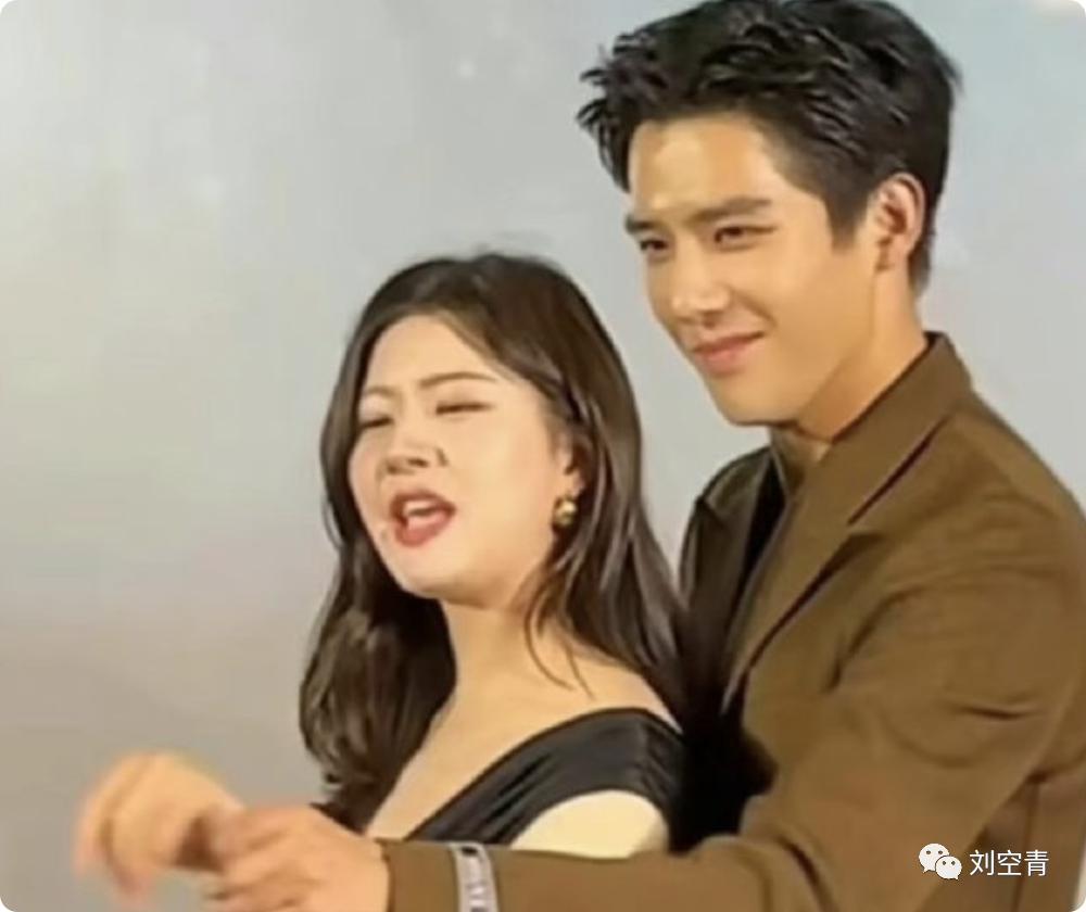 她的脸，怎么突然这么吓人了？