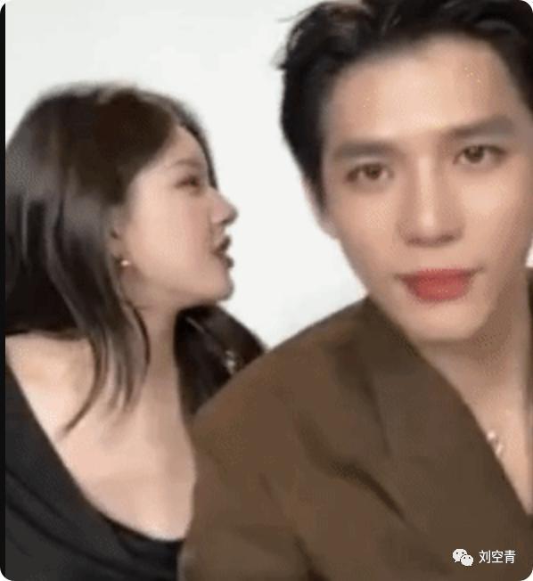 她的脸，怎么突然这么吓人了？