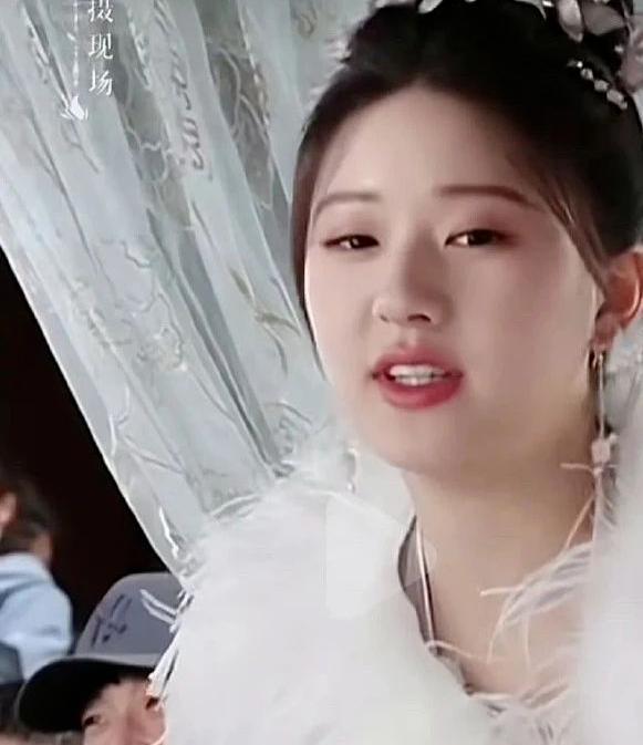 她的脸，怎么突然这么吓人了？