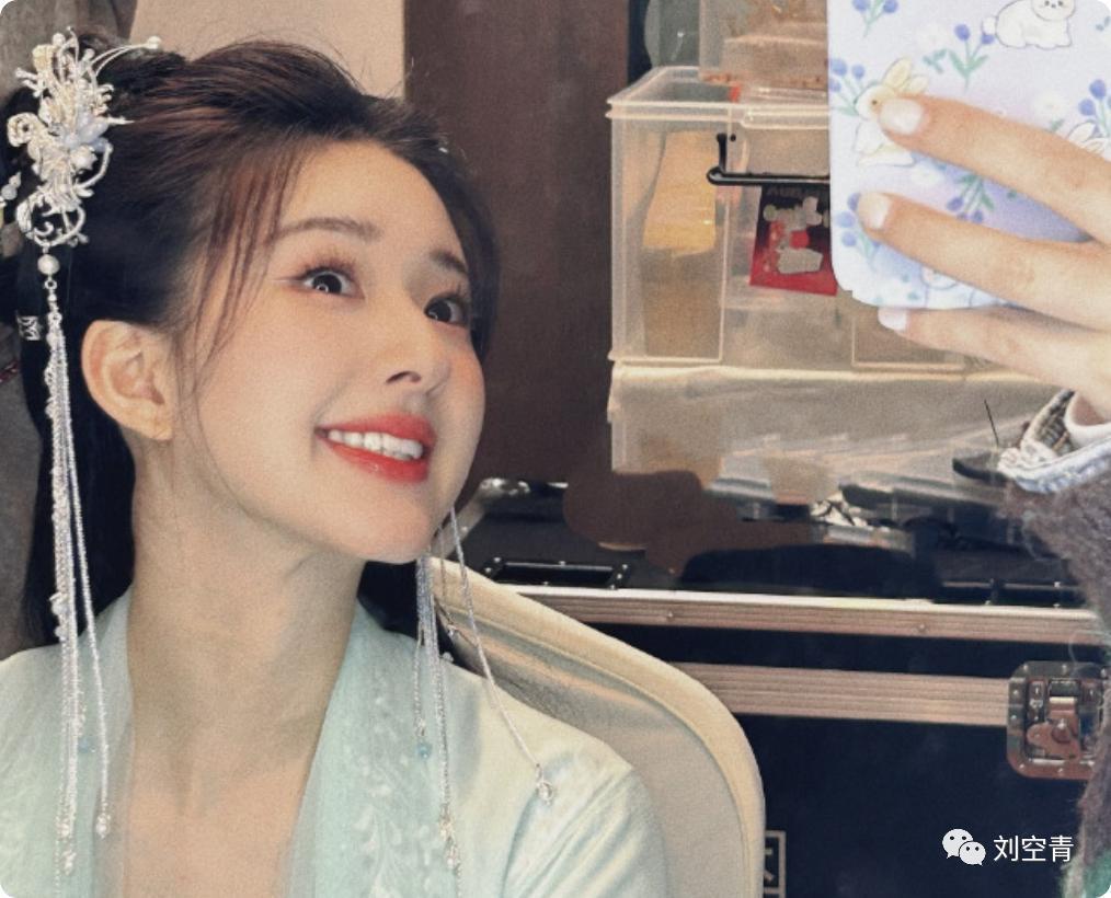 她的脸，怎么突然这么吓人了？