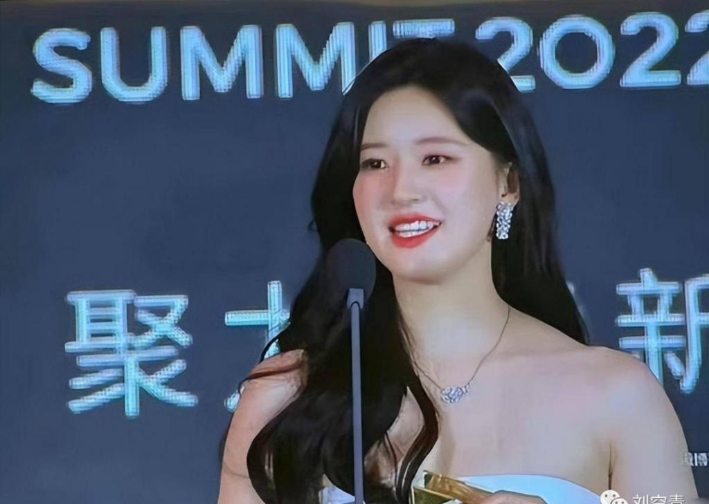 她的脸，怎么突然这么吓人了？