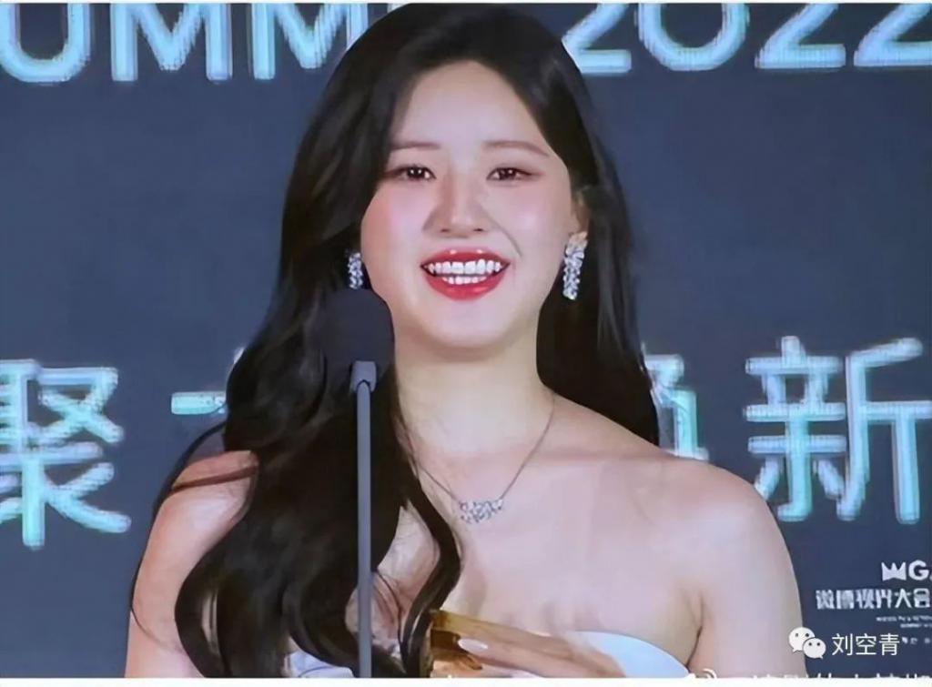 她的脸，怎么突然这么吓人了？