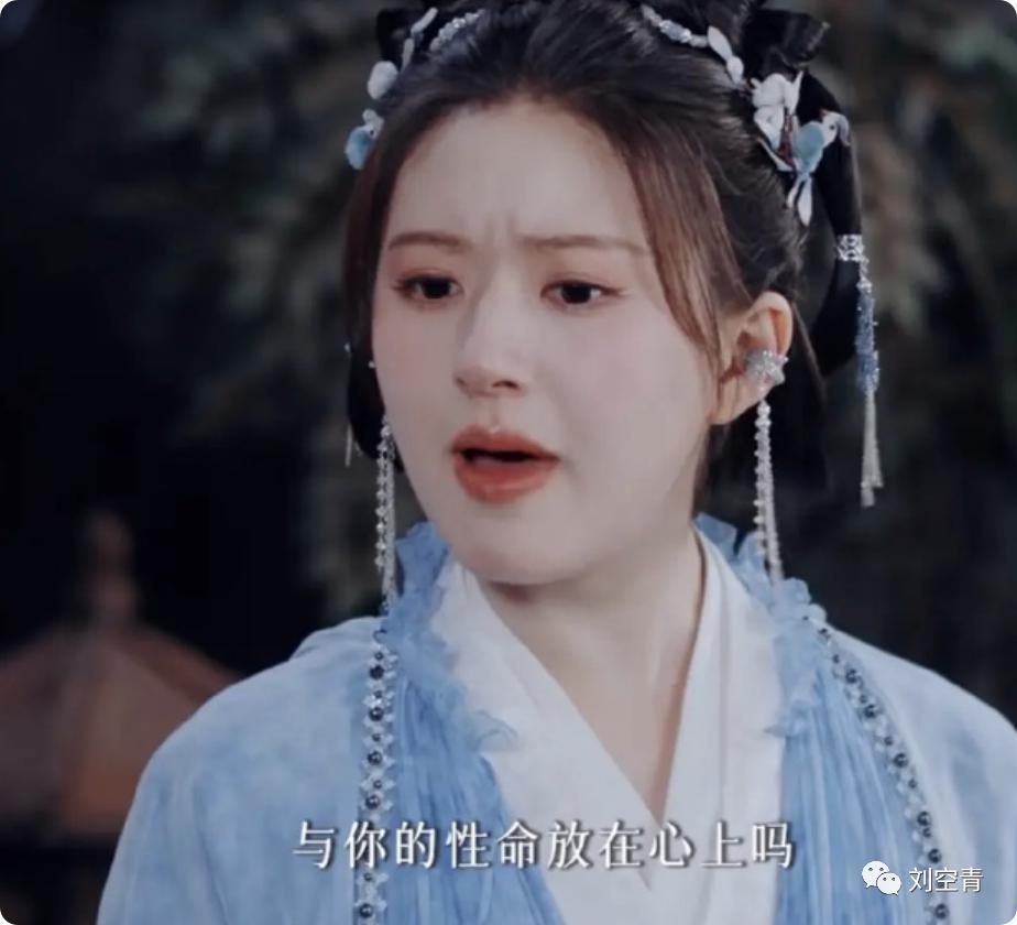 她的脸，怎么突然这么吓人了？