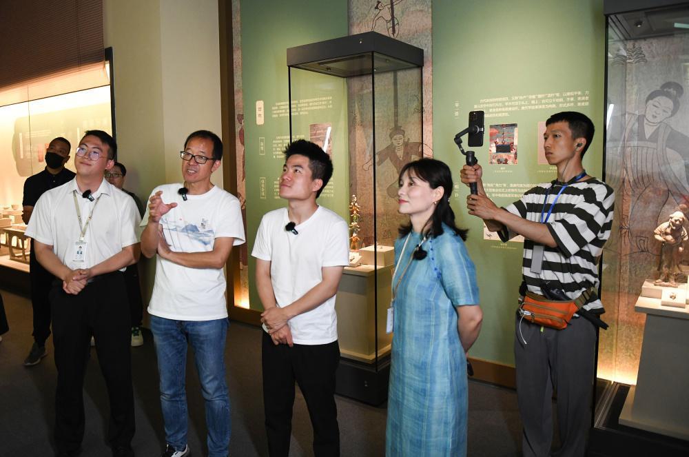 连升三级，董宇辉要休长假了