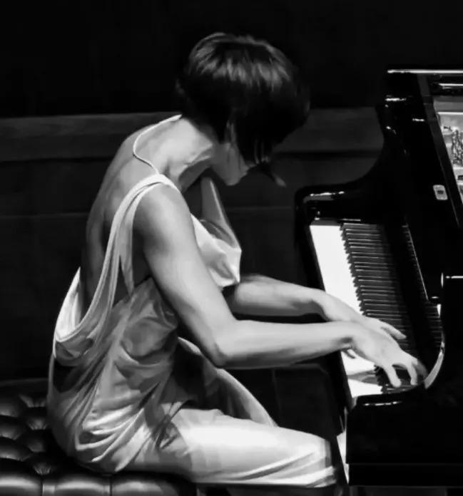 7岁考取钢琴8级！手速快出残影了