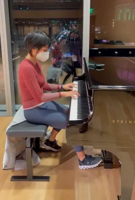 7岁考取钢琴8级！手速快出残影了