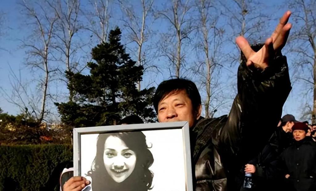 红颜薄命潘星谊29岁意外离世，葬礼上父亲露出微笑是为何？
