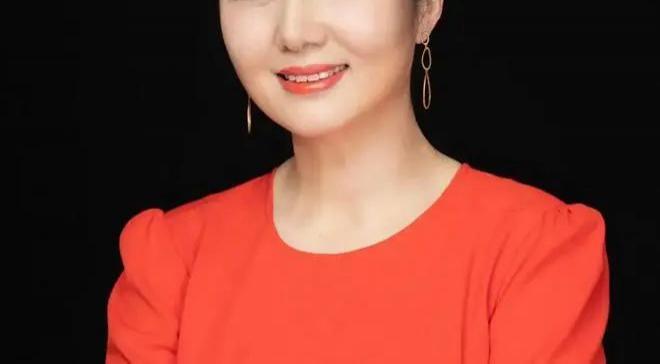 她是杜淳继母，婚后被老公宠成宝，和继子亲如朋友