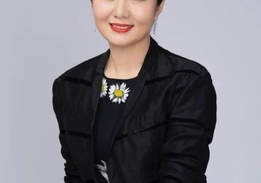 她是杜淳继母，婚后被老公宠成宝，和继子亲如朋友