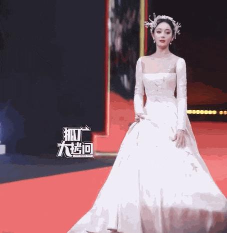 澳门这一夜，迪丽热巴的尴尬，揭开了娱乐圈的三大现实面