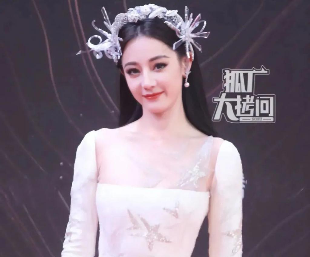 澳门这一夜，迪丽热巴的尴尬，揭开了娱乐圈的三大现实面