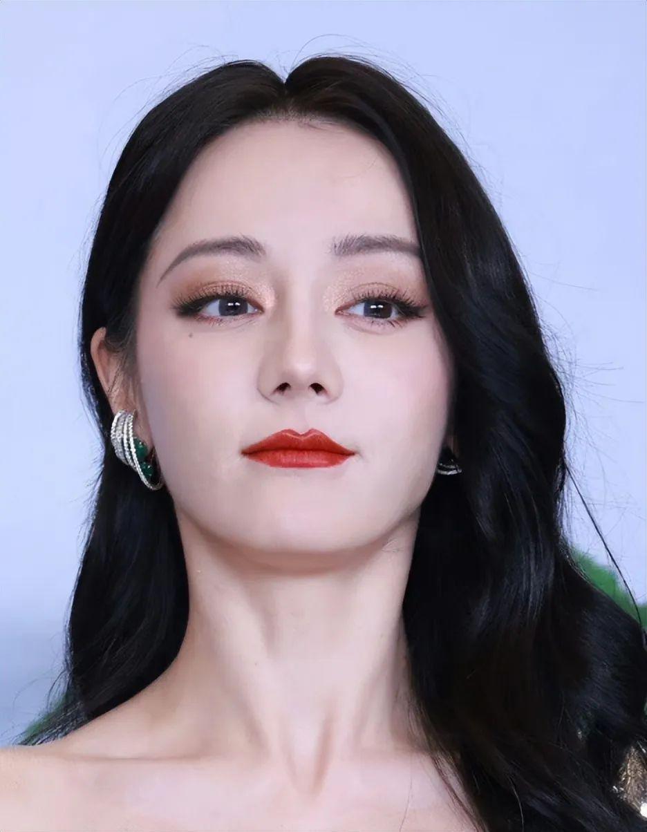 澳门这一夜，迪丽热巴的尴尬，揭开了娱乐圈的三大现实面