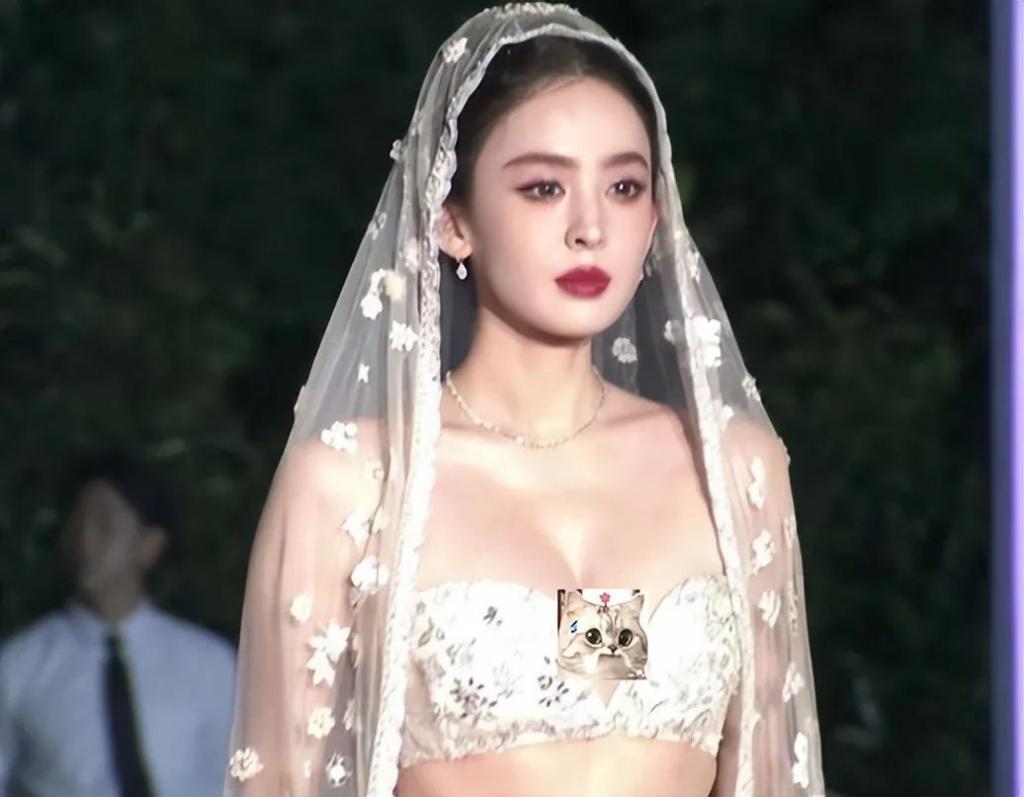 澳门这一夜，迪丽热巴的尴尬，揭开了娱乐圈的三大现实面