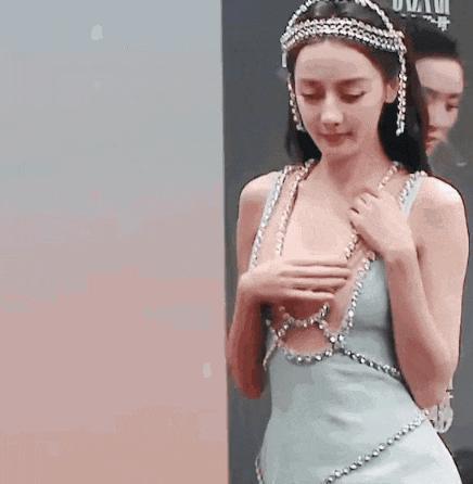 澳门这一夜，迪丽热巴的尴尬，揭开了娱乐圈的三大现实面