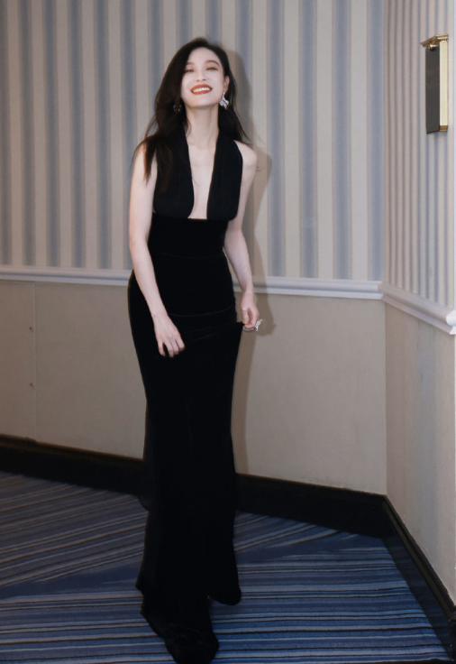 惊了，红毯上玩这套?