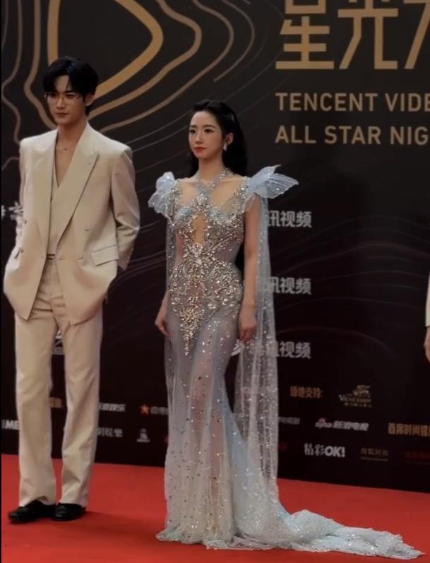 惊了，红毯上玩这套?