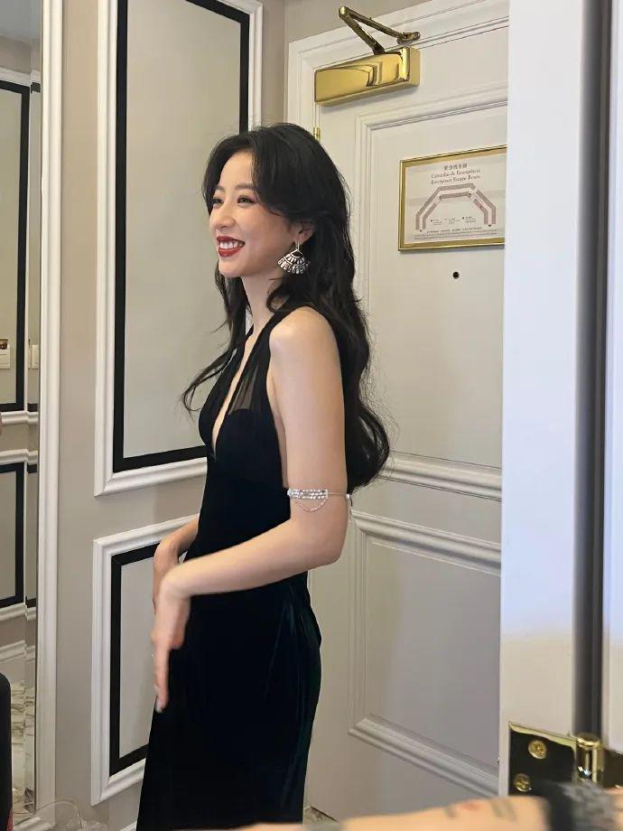 惊了，红毯上玩这套?