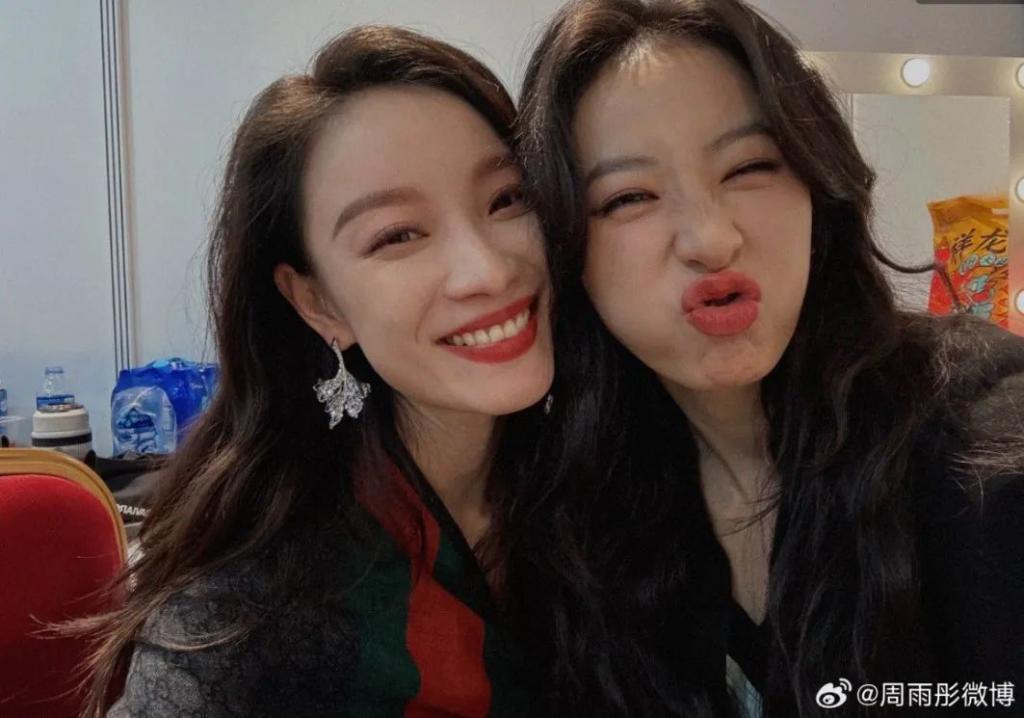 惊了，红毯上玩这套?