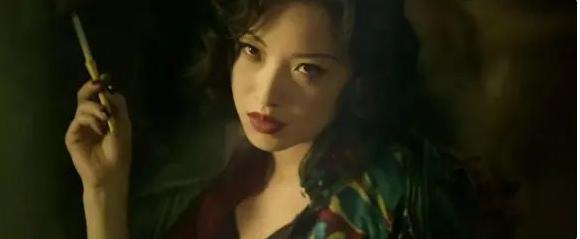 惊了，红毯上玩这套?