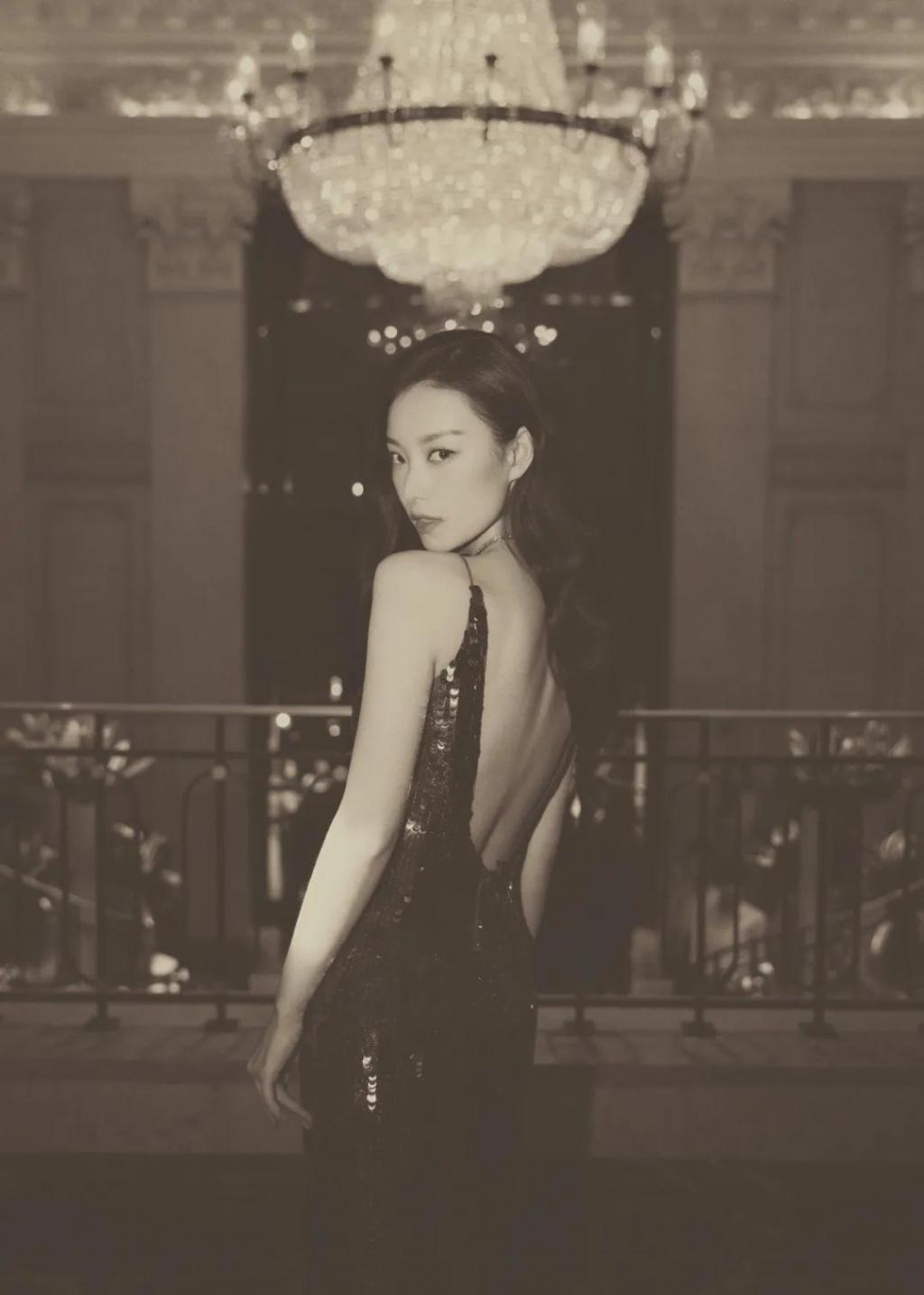 惊了，红毯上玩这套?