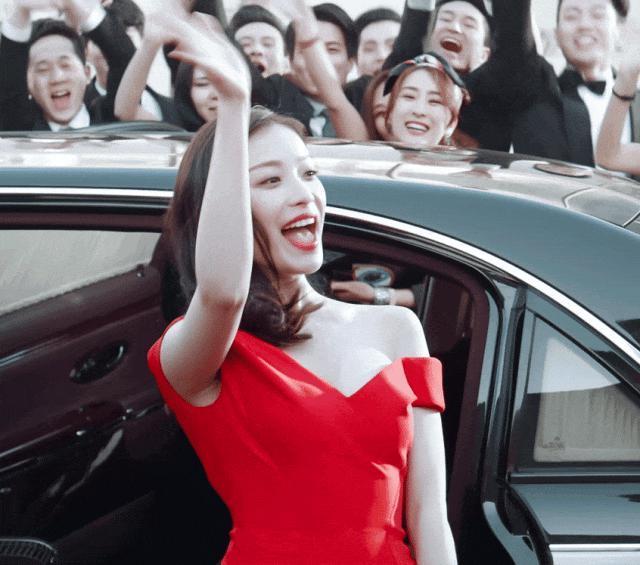 惊了，红毯上玩这套?