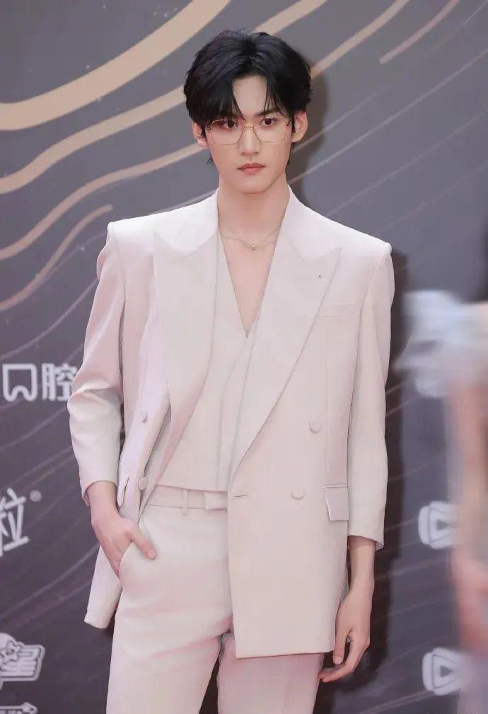 星光大赏省流版：女明星几乎全灭；倪妮撞衫，输了