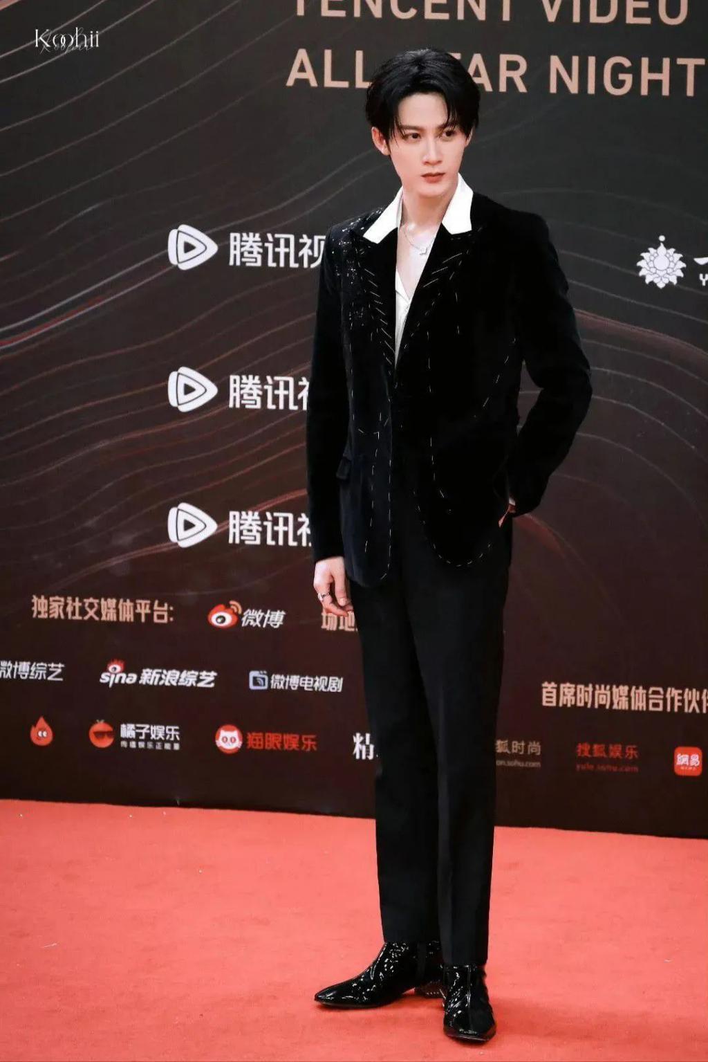星光大赏省流版：女明星几乎全灭；倪妮撞衫，输了