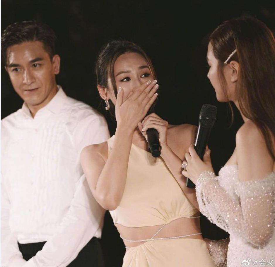 马国明妻子汤洛雯腰线显粗疑怀孕，婚礼排场完胜前任