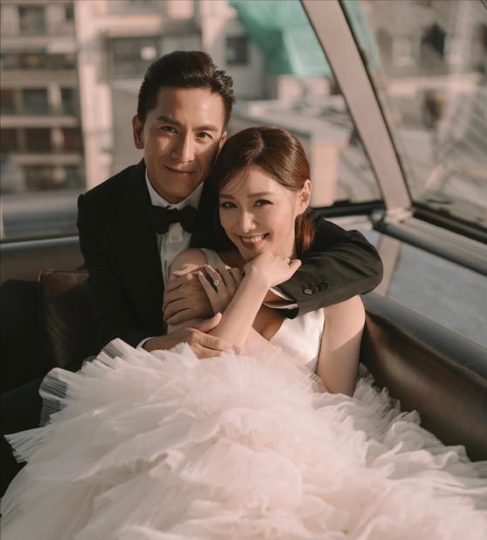 马国明妻子汤洛雯腰线显粗疑怀孕，婚礼排场完胜前任