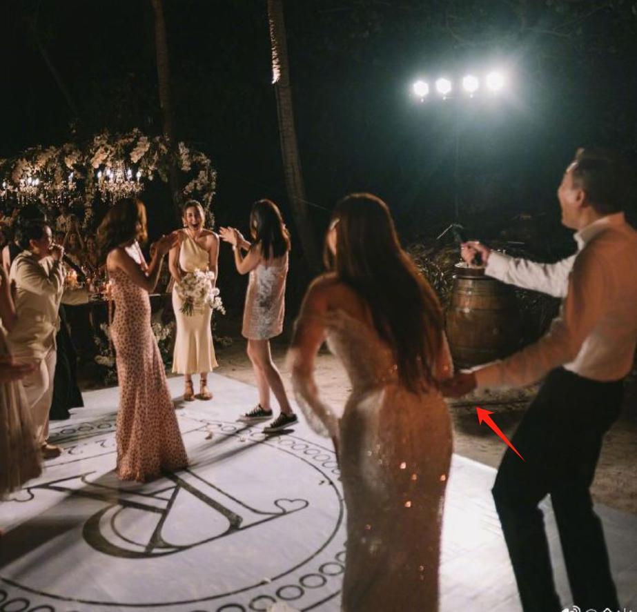 马国明妻子汤洛雯腰线显粗疑怀孕，婚礼排场完胜前任