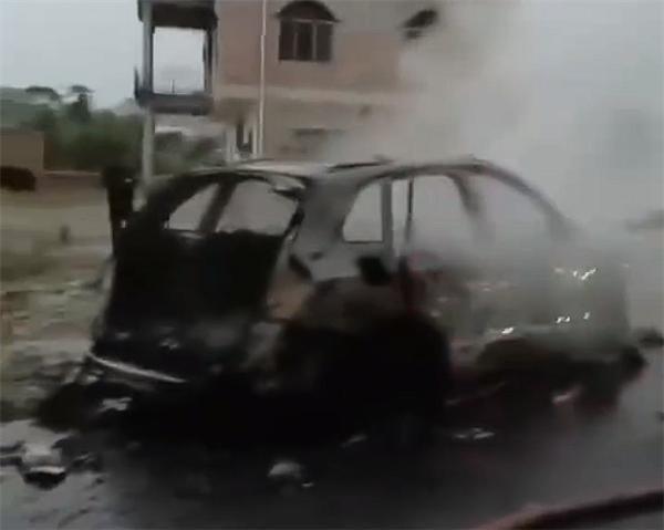 接亲路上燃放鞭炮 一奥迪Q5婚车被引燃：烧成骨架