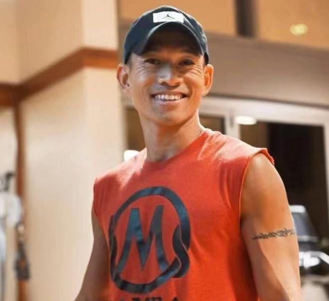 新闻女王李施嬅与未婚夫搂抱同框 胡杏儿等嗨唱