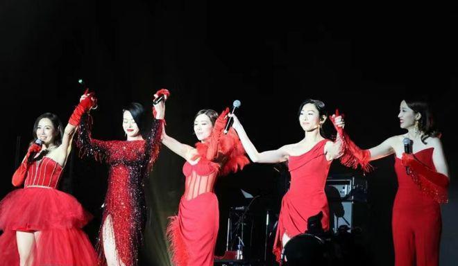 新闻女王李施嬅与未婚夫搂抱同框 胡杏儿等嗨唱