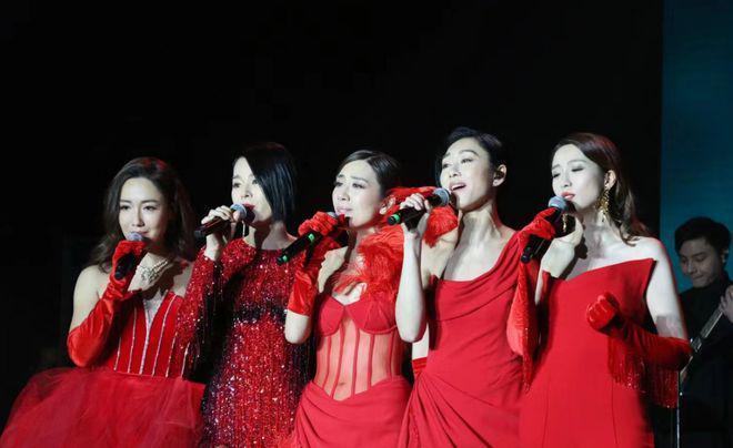新闻女王李施嬅与未婚夫搂抱同框 胡杏儿等嗨唱