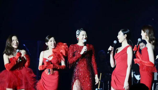 新闻女王李施嬅与未婚夫搂抱同框 胡杏儿等嗨唱