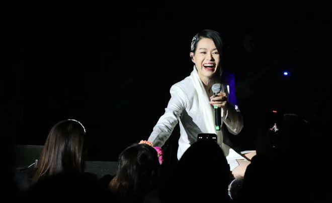新闻女王李施嬅与未婚夫搂抱同框 胡杏儿等嗨唱