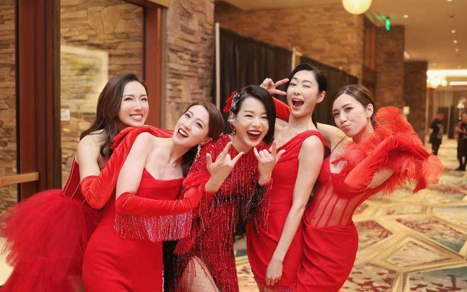 新闻女王李施嬅与未婚夫搂抱同框 胡杏儿等嗨唱