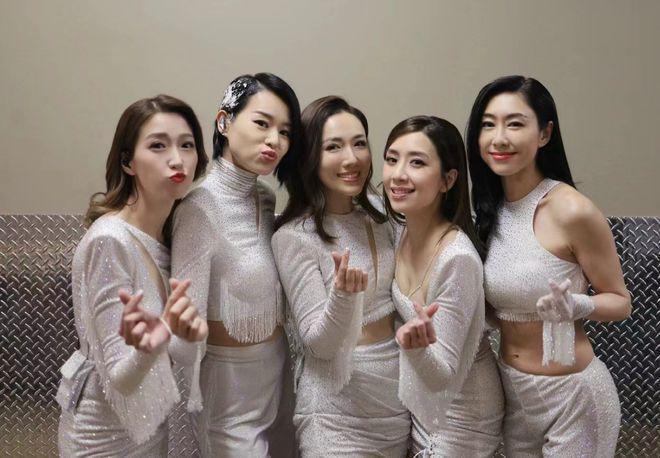 新闻女王李施嬅与未婚夫搂抱同框 胡杏儿等嗨唱